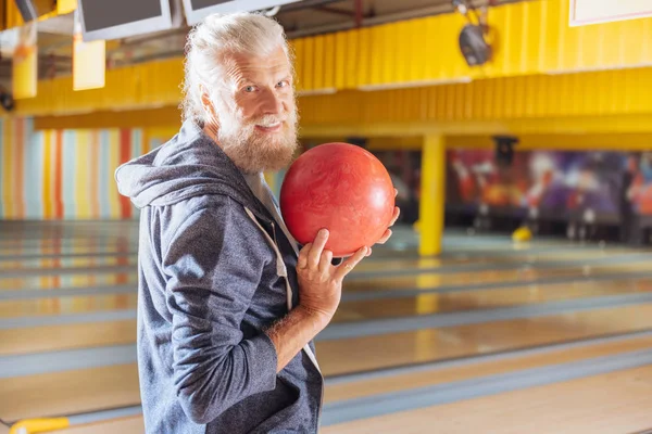 Homem barbudo agradável sorrindo para você no clube de bowling — Fotografia de Stock