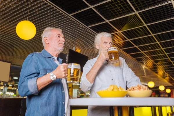 Nice homens idosos reunião no pub — Fotografia de Stock