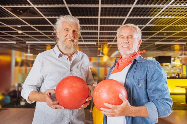 Alegre agradable hombres de pie junto con bolas —  Fotos de Stock