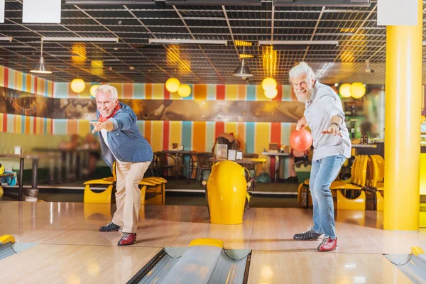 Blij blij mannen deelnemen aan een competitie — Stockfoto