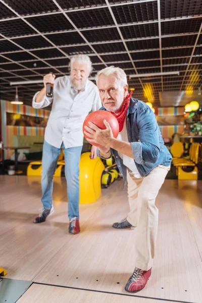 Homem idoso alegre concentrando-se no jogo — Fotografia de Stock