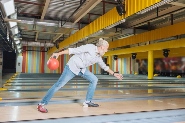 Nice ve věku člověka těší hry bowling — Stock fotografie