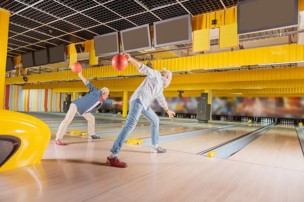 Jogadores de bowling idosos qualificados jogando as bolas — Fotografia de Stock