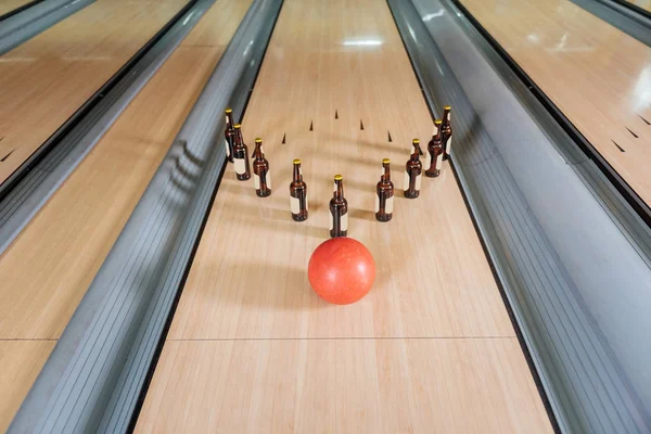 Topputsikt over en bowlingkule som slår flasker – stockfoto