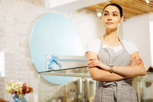 Kalm banketbakker met haar armen gekruist en een gerust gevoel — Stockfoto