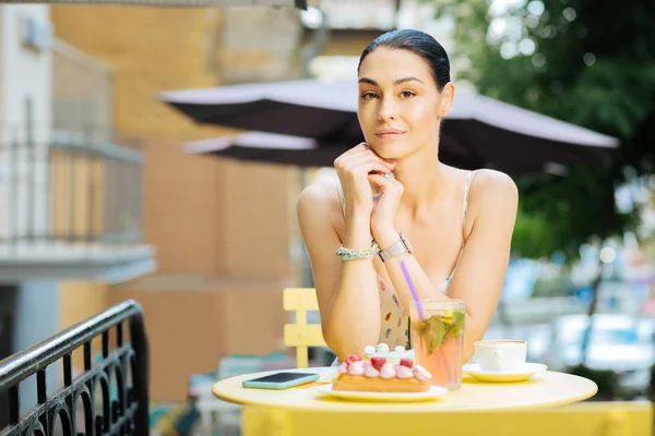 Junge Frau in einem Café sieht ruhig und schön aus — Stockfoto