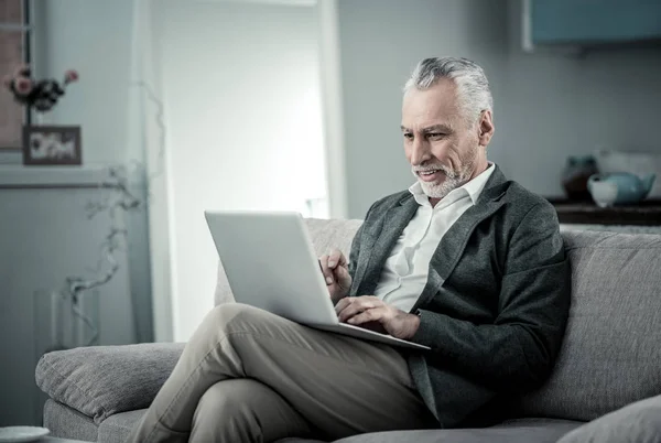 Blij rijpe zakenman computer kijken — Stockfoto