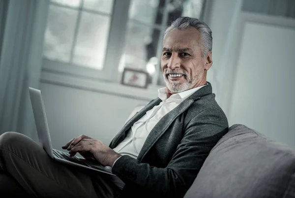 Freelancer alegre mirando directamente a la cámara — Foto de Stock