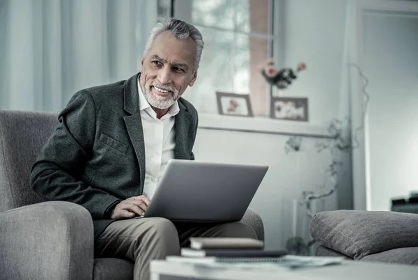 Verträumter reifer Mann, der tief in Gedanken steckt — Stockfoto