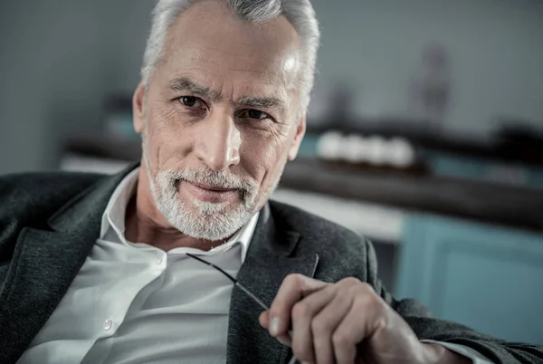 Retrato de pensionista guapo que habiendo pausa — Foto de Stock