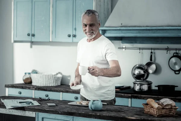 Atractivo hombre maduro sosteniendo taza —  Fotos de Stock