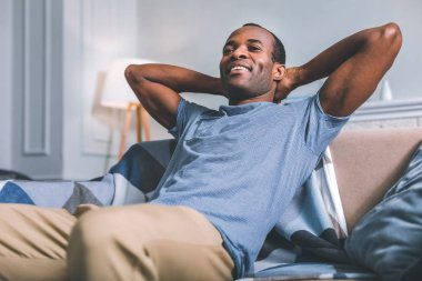 Neşeli adam kanepede oturan