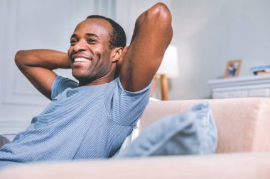 Bir odada oturan neşeli adam