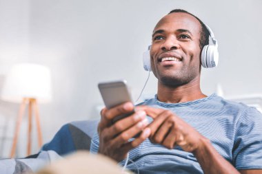 Neşeli adam müzik keyfi