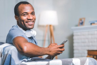 Yakışıklı adam bir telefon tutarak