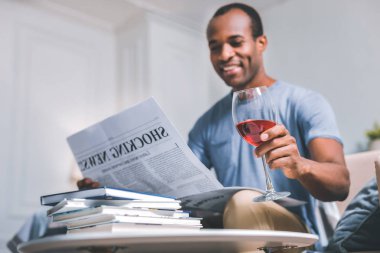 Neşeli adam okuma makaleler