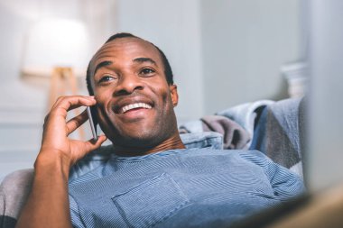 Konuşan Suprised adam