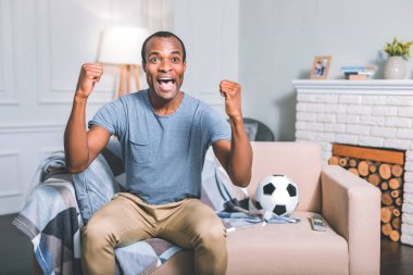 Bunalmış adam zaferini kutluyor