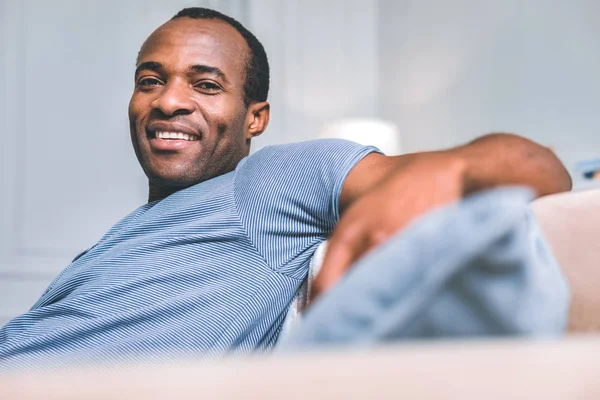 Un hombre agradable mirándote. — Foto de Stock