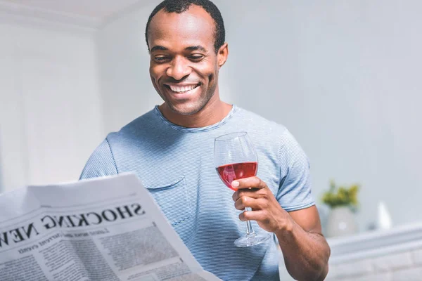 Hombre guapo riendo. — Foto de Stock