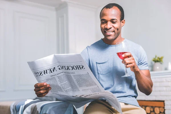 Hombre alegre sosteniendo un periódico — Foto de Stock