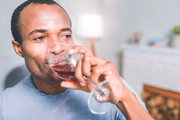 Attraktiv man hålla ett glas vin — Stockfoto