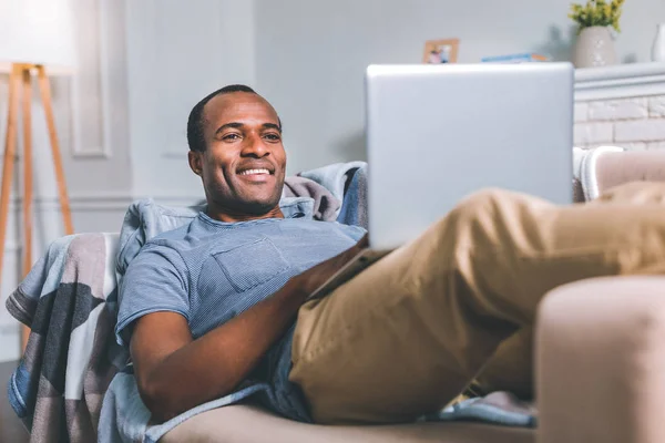 Hombre relajado trabajando en casa — Foto de Stock