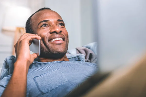 Hombre excitado hablando por teléfono — Foto de Stock