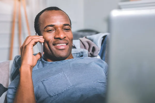 Uomo rilassato che lavora al computer portatile — Foto Stock