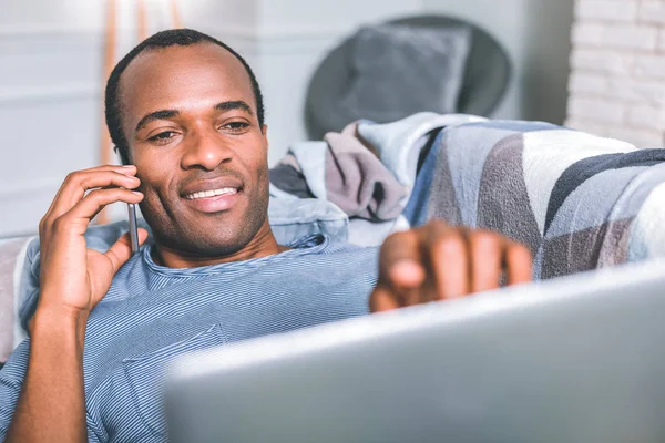 Schöner Mann, der auf den Bildschirm zeigt — Stockfoto