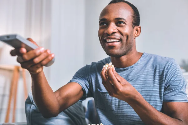 Lachen man lettend op een film — Stockfoto