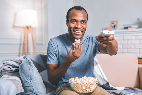 Hombre de gran espíritu que tiene una noche maravillosa — Foto de Stock