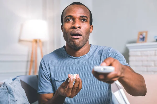 Hombre sorprendido viendo una película — Foto de Stock