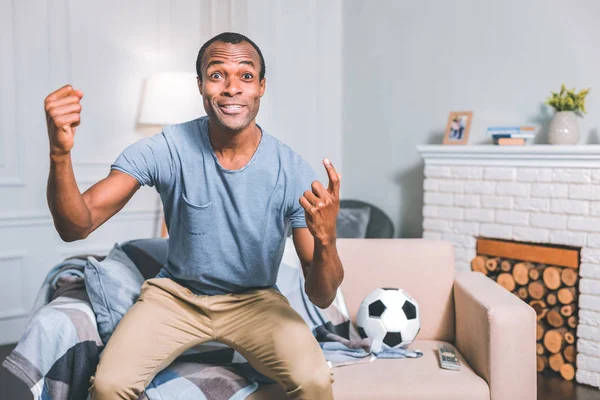 Hombre emocionado viendo un importante partido de fútbol — Foto de Stock