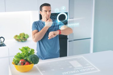 Sakin adam çenesine dokunuyor ve düşünceli projeksiyon seyir