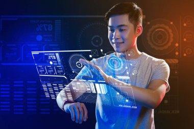 Duygusal web geliştirici gülümseyen ve şeffaf projeksiyon seyir