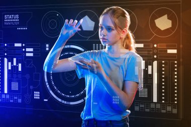 Geometri eğitim ve fütüristik bir aygıtı kullanarak ilerici kız