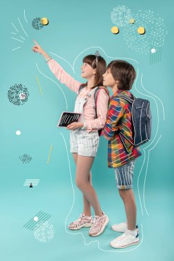 Parmağıyla yukarıyı ve arkadaşıyla gülümseyen duygusal kız