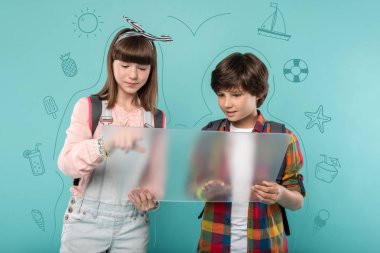 Modern çocuklar şeffaf ekrana bakarak onların yolculuk planlama