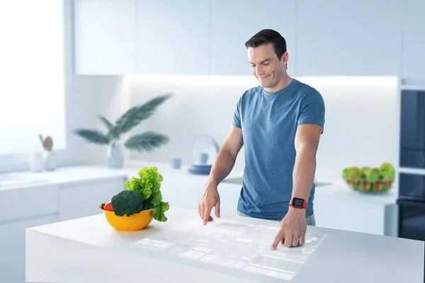 Vrolijke voedingsdeskundige glimlachend en aanraken van de holografische afbeelding — Stockfoto