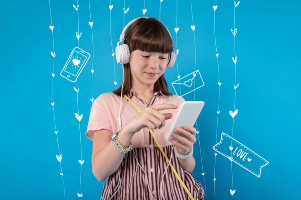 Música Mensagens Menina Adolescente Moderna Sorrindo Olhando Para Tela Smartphone — Fotografia de Stock