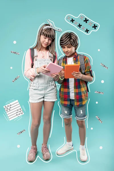 Birlikte ayakta ve tabletler arayan genç arkadaşlar