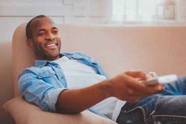 Mutlu adam elinde bir uzaktan kumanda