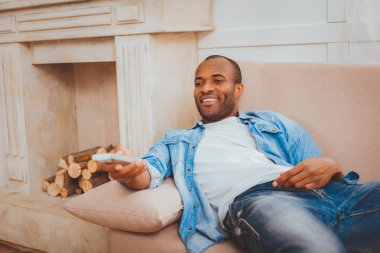 Mutlu adam elinde bir uzaktan kumanda