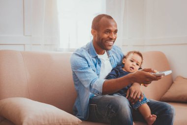 Neşeli baba çocuğunu Bebek Bakımı