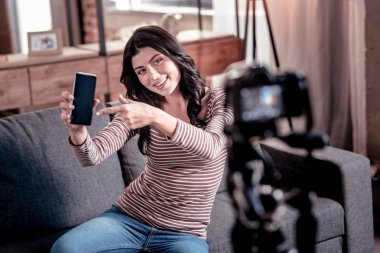 Mutlu kadın bazen onun telefon tutarak