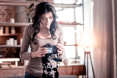 Yeni bir kamera tutarak uyarı blogger