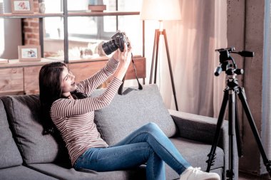 İlham kadın onun cam ile eğleniyor