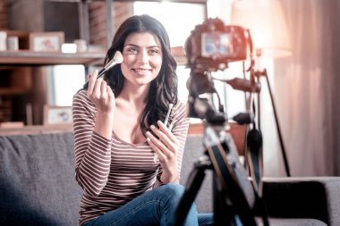 Neşeli blogger onun takipçileri için bir video yapma