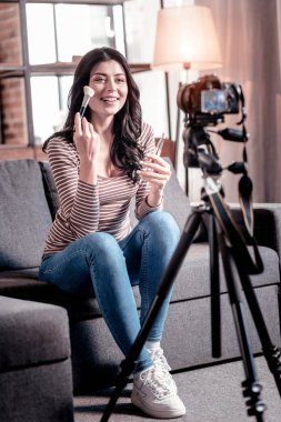 Neşeli blogger onun takipçileri için bir video yapma